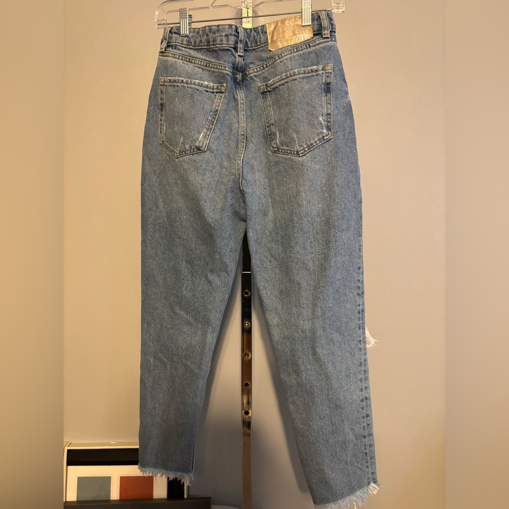 Zara Women's High Rise Mom Jeans Blue Light Wash, Distressed Denim, Size 4 - Picture 2 of 8
